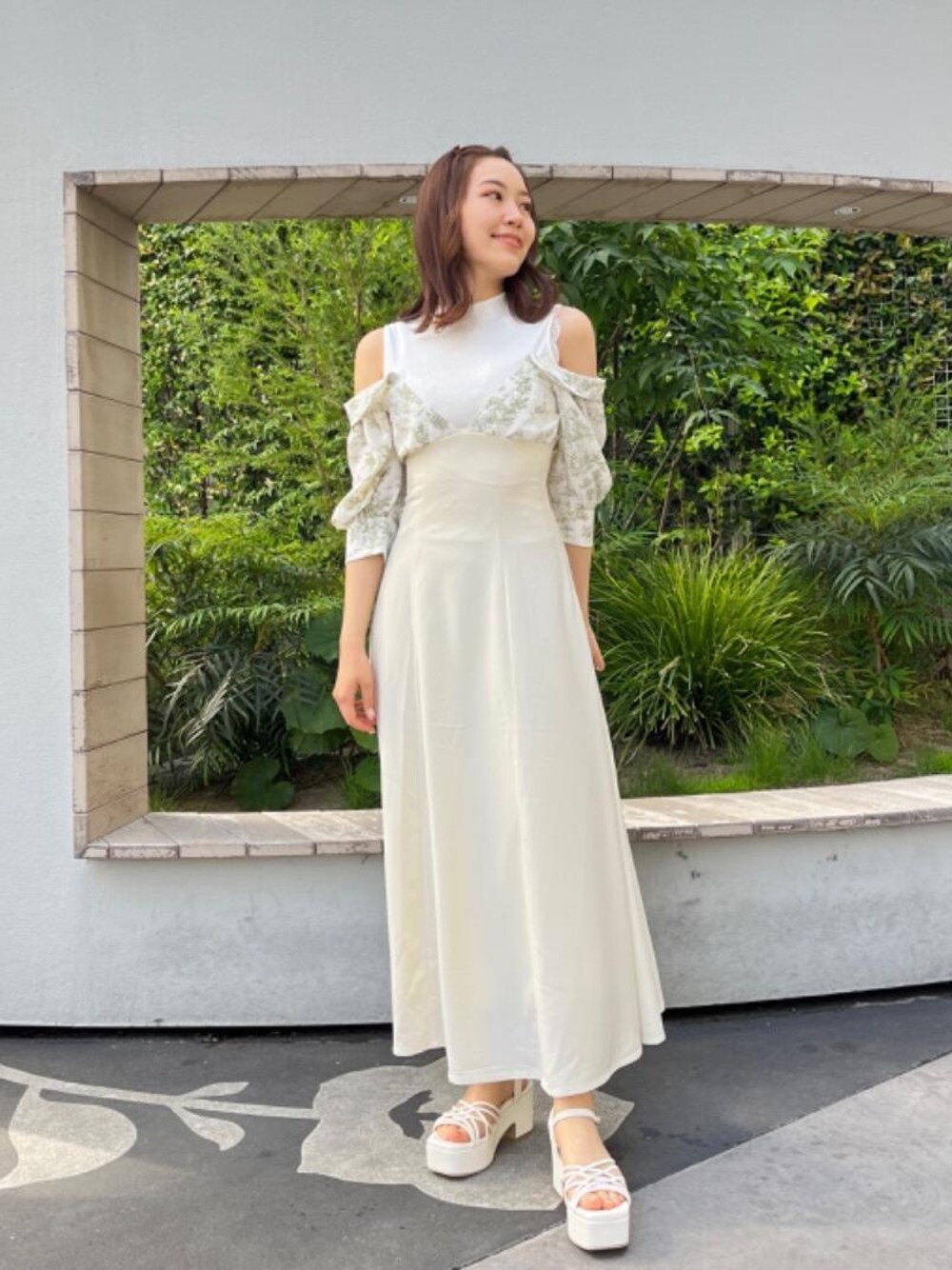 「デート、ヘアアレンジ、フェミニン、MAJESTIC LEGON、マジェスティックレゴン、ニュアンスカラー、大人ファッション、骨格ストレート、標準身長」｜「MAJESTIC LEGONのふかふかクロスボリュームサンダル（サンダル、ホワイト系）」を使った、マジェスティックレゴンルミネエスト新宿店スタッフさん（レディース・158cm）の春コーディネートの1枚目の写真