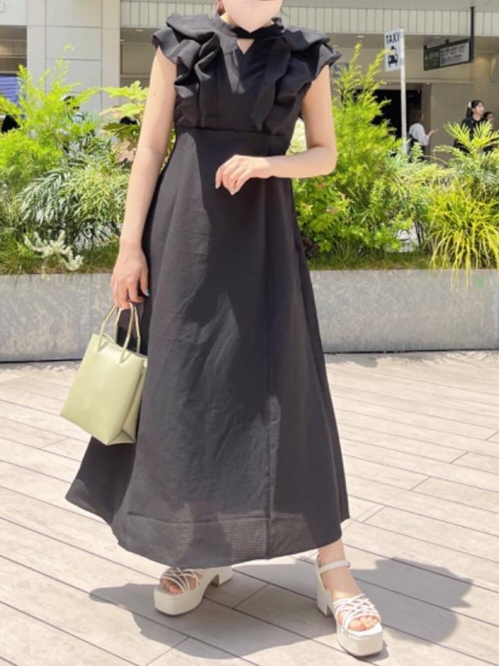 「デート、フェミニン、MAJESTIC LEGON、マジェスティックレゴン、大人ファッション、骨格ウェーブ、骨格ストレート、標準身長」｜「MAJESTIC LEGONのふかふかクロスボリュームサンダル（サンダル、ホワイト系）」を使った、マジェスティックレゴンルミネエスト新宿店スタッフさん（レディース・158cm）の春コーディネートの1枚目の写真