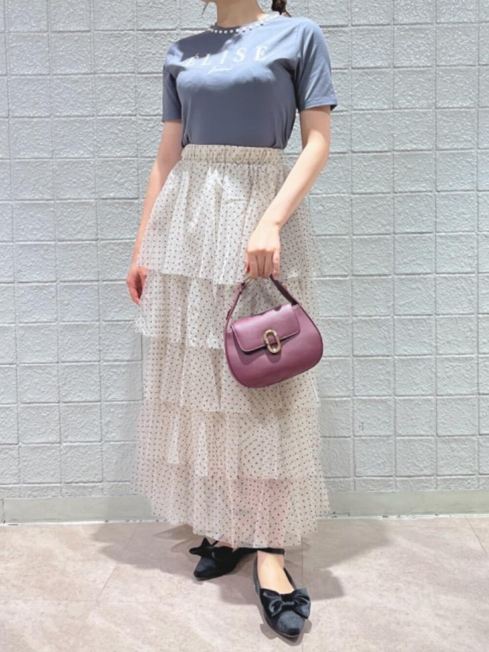「デート、フェミニン、MAJESTIC LEGON、マジェスティックレゴン、骨格ストレート、標準身長、モノトーンこーで、イエべ春」｜「MAJESTIC LEGONのチュールティアードスカート（スカート、ホワイト系）」を使った、マジェスティックレゴンルミネエスト新宿店スタッフさん（レディース・158cm）の夏コーディネートの1枚目の写真