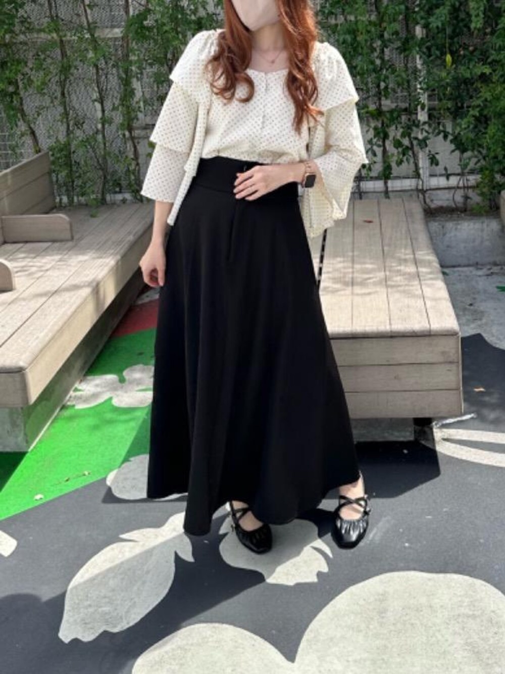 「フレアスカート、バックリボン、MAJESTIC LEGON、マジェスティックレゴン、マジェ、新宿ルミネエスト」｜「MAJESTIC LEGONのレディギャザーストラップパンプス（パンプス、ブラック系）」を使った、マジェスティックレゴンルミネエスト新宿店スタッフさん（レディース・162cm）の夏コーディネートの1枚目の写真