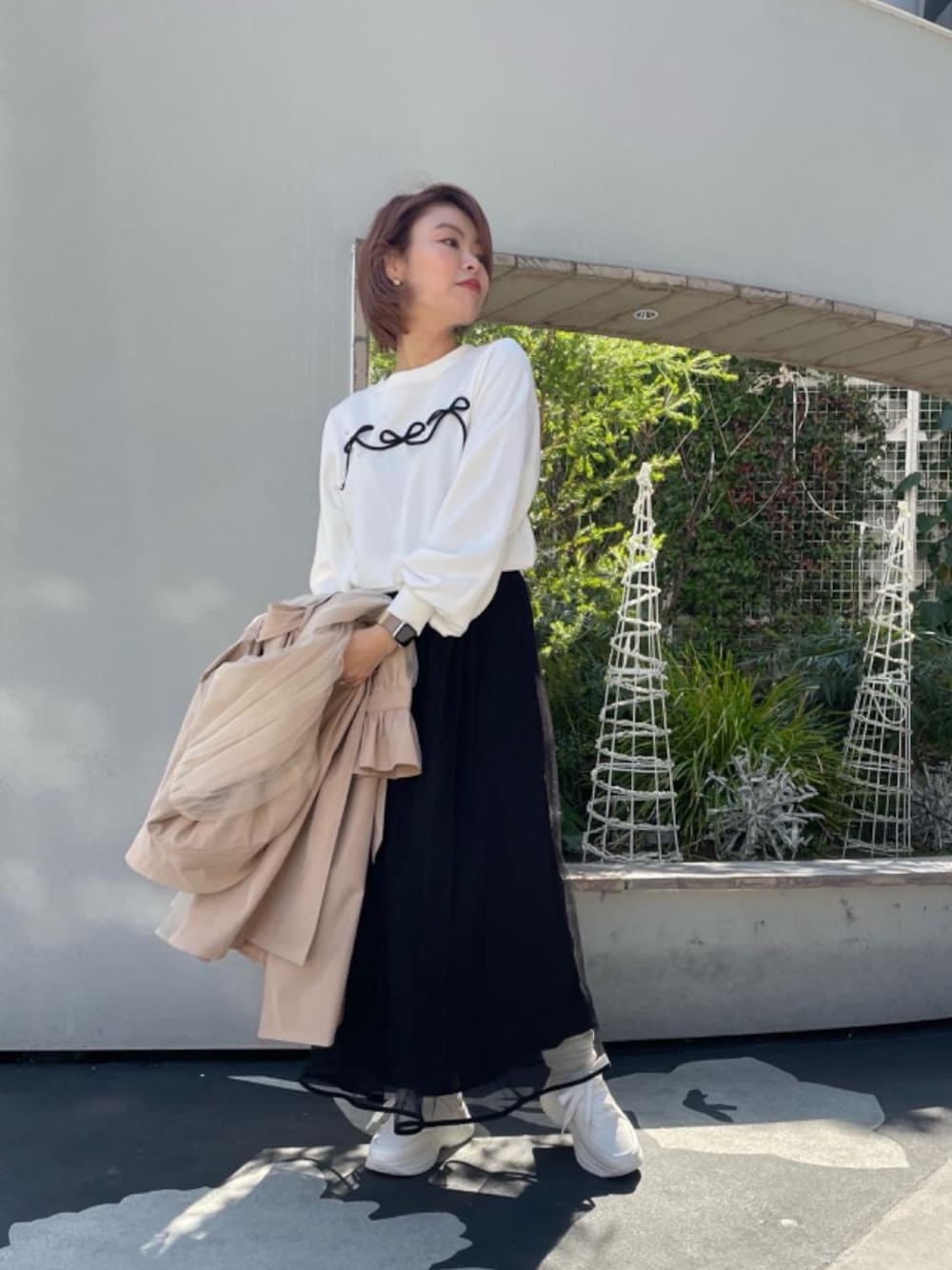 「大人カジュアル、MAJESTIC LEGON、低身長、マジェスティックレゴン、ショートヘアー、大人ファッション、骨格ウェーブ、モノトーンこーで、かジュアル」｜「MAJESTIC LEGONの厚底2WAYリボンスニーカー（スニーカー、ホワイト系）」を使った、マジェスティックレゴンルミネエスト新宿店スタッフさん（レディース・150cm）の冬コーディネートの1枚目の写真