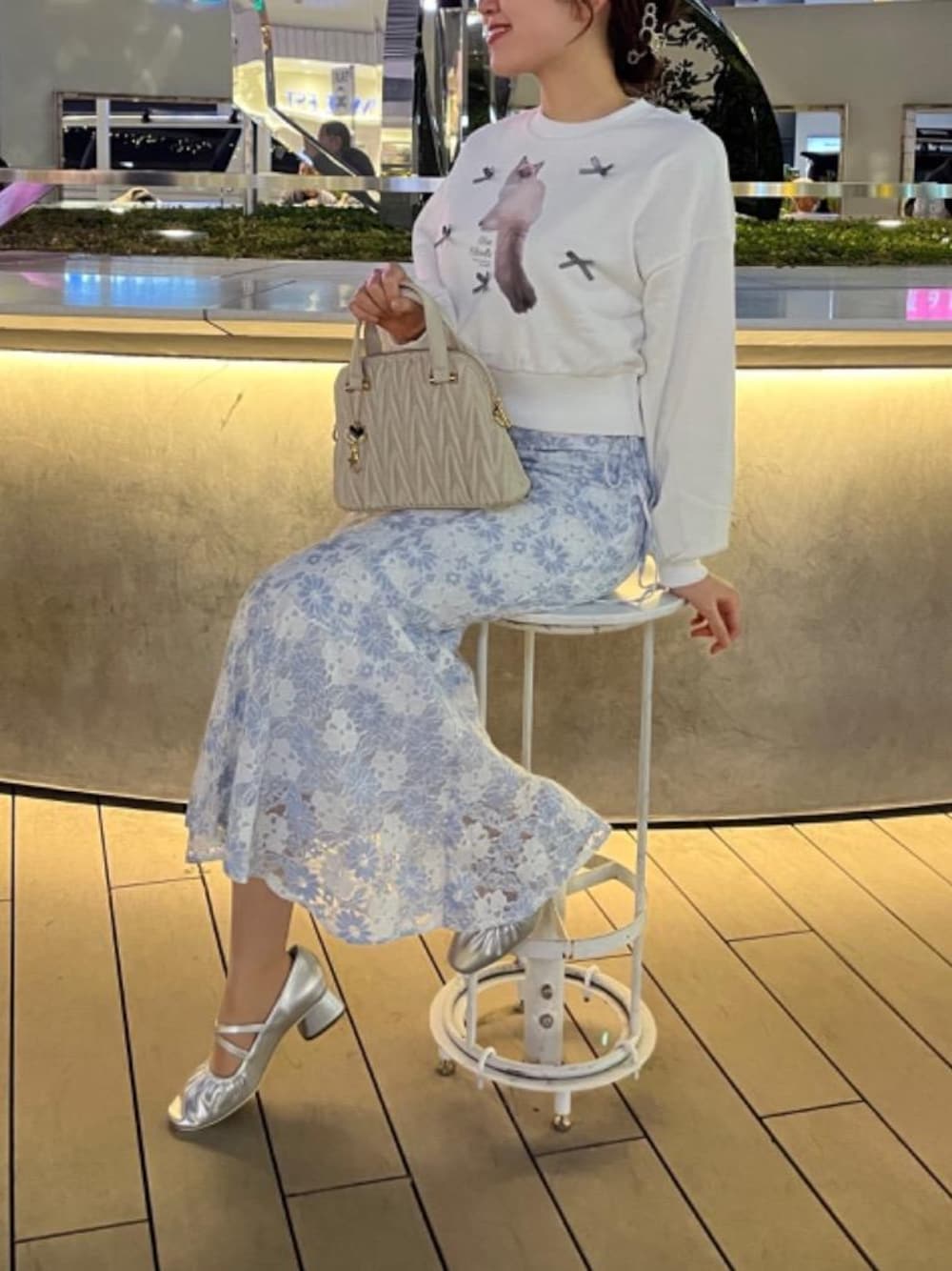 「シルバー、大人カジュアル、デート、フェミニン、MAJESTIC LEGON、マジェスティックレゴン、骨格ストレート、標準身長、イエべ春」｜「MAJESTIC LEGONの【お気に入り10000超え】チャームセットキルティングバッグ（ショルダーバッグ、ホワイト系）」を使った、マジェスティックレゴンルミネエスト新宿店スタッフさん（レディース・158cm）の冬コーディネートの1枚目の写真
