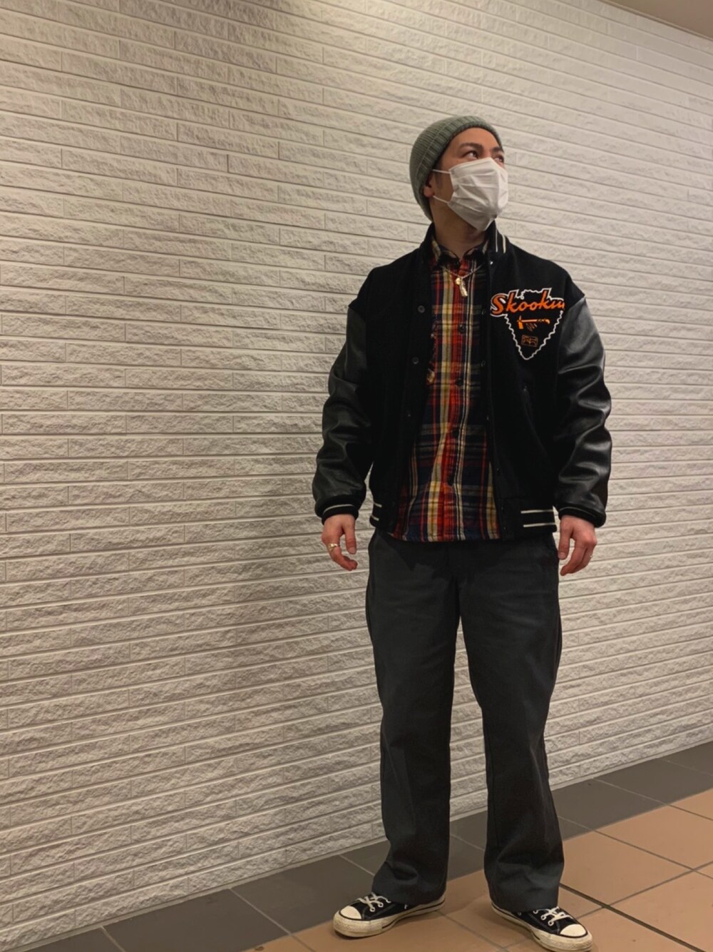 「ootd、アメカジ、カジュアルコーデ、ニット帽、スタジャン、チェックシャツ、ワイドパンツ、スニーカー、ラフ」｜「UNITED ARROWSのUASB ニットキャップ ◆（ニットキャップ/ビーニー、グレー系）」を使った、☆さん（メンズ・166cm）の冬コーディネートの1枚目の写真