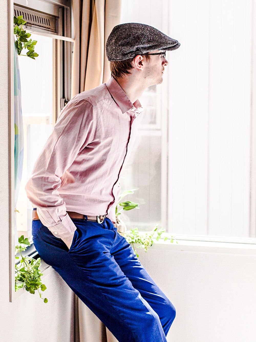 「blue、hat、casual、pink、indigo、travel、Japan、glasses、g2000、burton menswear」｜「G2000 のPink Shirt（シャツ/ブラウス、ピンク系）」を使った、Scottさん（メンズ・183cm）の夏コーディネートの1枚目の写真