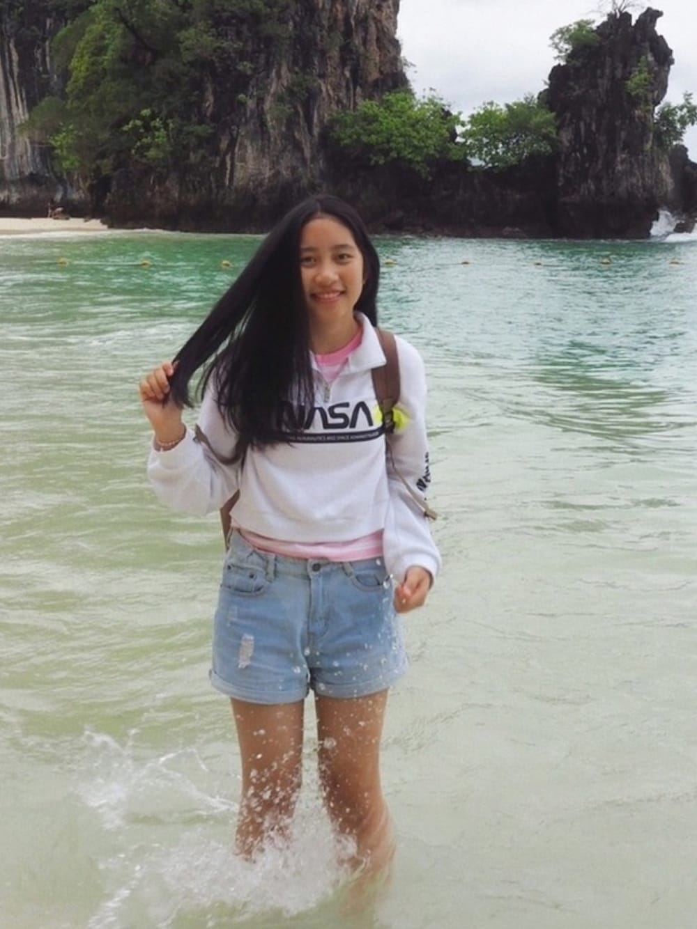 「STYLE、fasion、H&M、Cute、BEAUTY & YOUTH、summer、SEA、simple、minimal、girl」｜「H&Mのアイテム（トップス、ホワイト系）」を使った、Acm Jorさん（レディース・159cm）の夏コーディネートの1枚目の写真