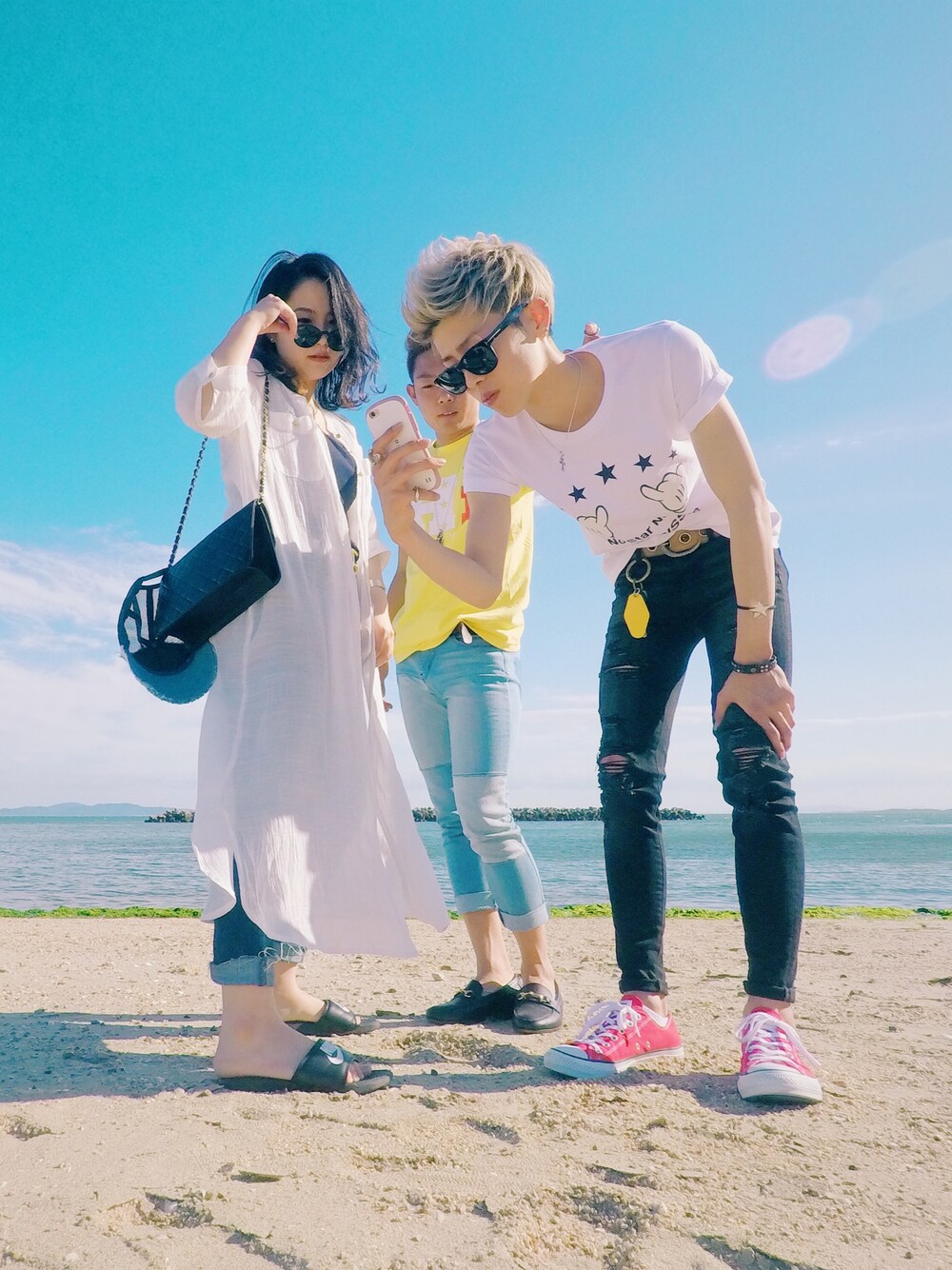 「Gopro、海、夏、Tシャツ、デニム、サングラス、コンバース、converse、友達、夏コーデ」｜「parissのアイテム（Tシャツ/カットソー、ホワイト系）」を使った、たろさん（メンズ・177cm）の春コーディネートの1枚目の写真