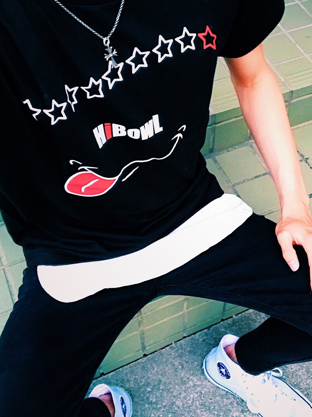 「レイヤードスタイル、Tシャツ、デニム、コンバース、コンバース オールスター、クロムハーツ、モノトーン、さしいろ、ストリート、ハイボール」｜「CHROME HEARTSのアイテム（ネックレス、シルバー系）」を使った、たろさん（メンズ・177cm）の夏コーディネートの1枚目の写真