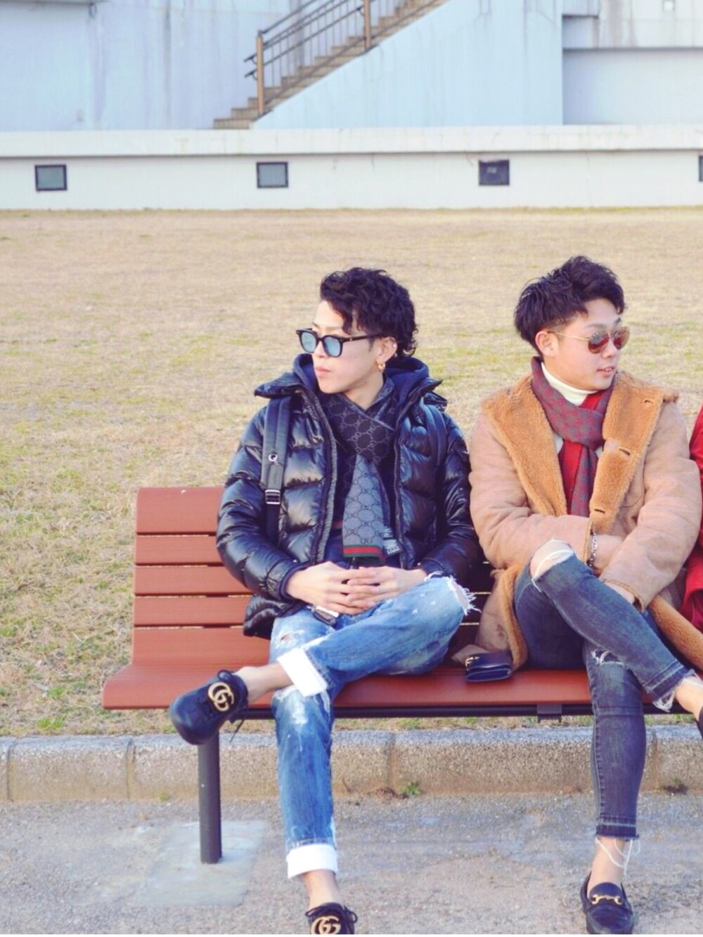 「シンプル、ootd、ダウンジャケット、デニム、ハイブランド、DSQUARED2、GUCCI、海、MONCLER、モンクレール」｜「gentle monsterのアイテム（サングラス、ブルー系）」を使った、たろさん（メンズ・177cm）の冬コーディネートの1枚目の写真