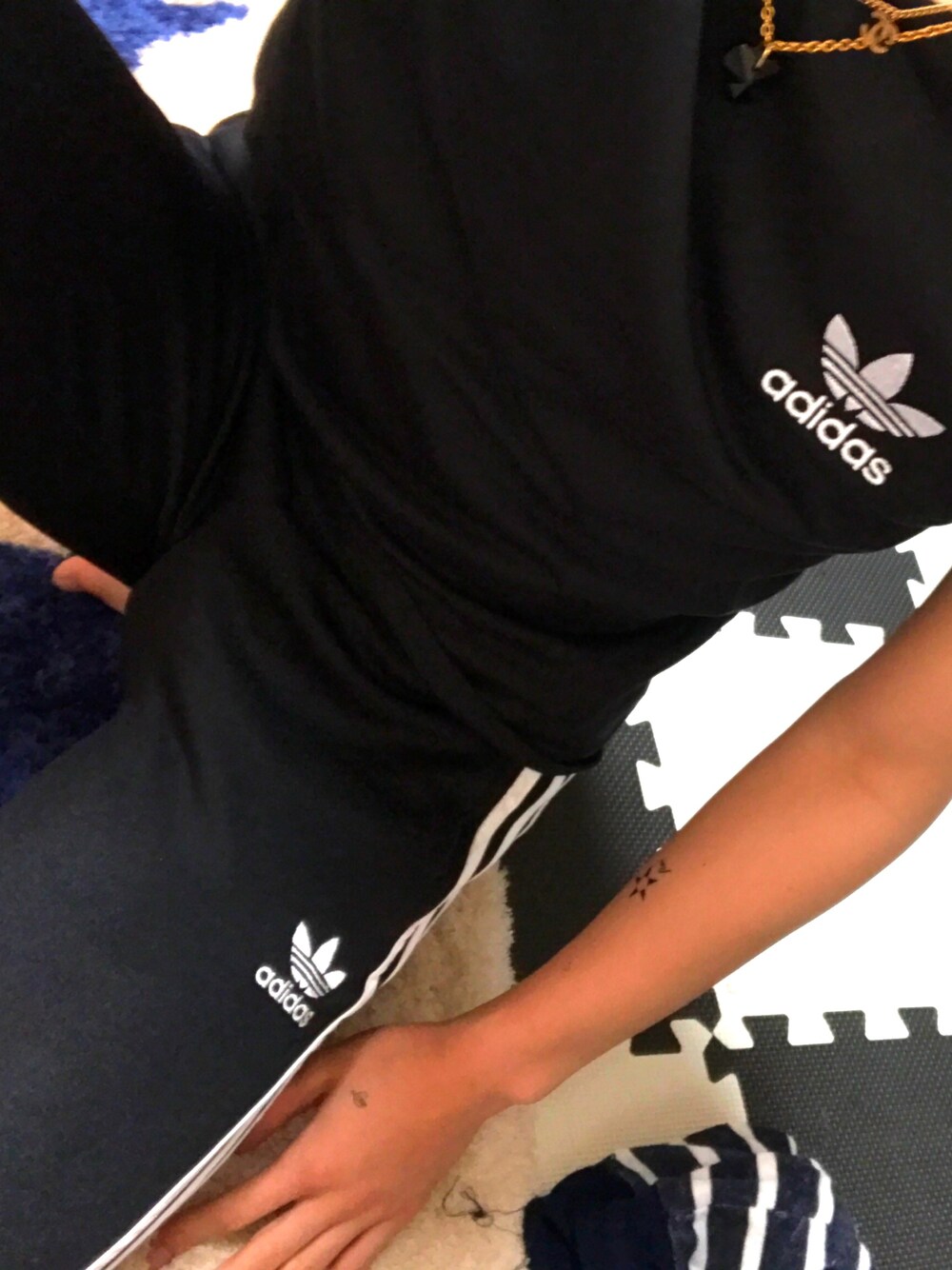 「adidas originals、adidas、夏コーデ、シンプルコーデ、おしゃれさんと繋がりたい、ootd、プチプラ、モノトーンコーデ」｜「adidas Originalsのアイテム（Tシャツ/カットソー、ブラック系）」を使った、たろさん（メンズ・177cm）の春コーディネートの1枚目の写真