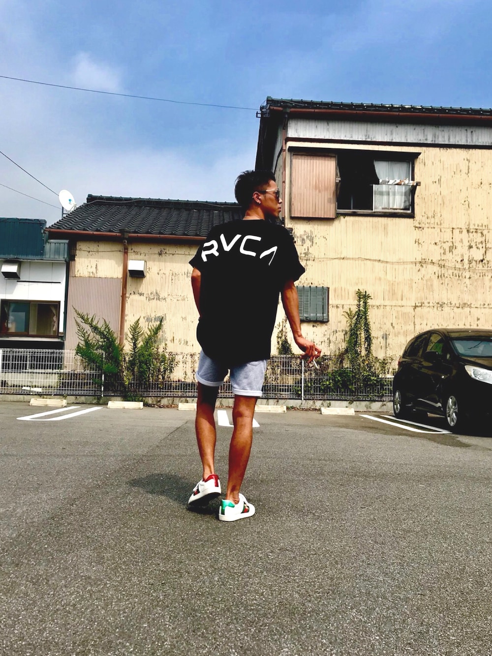 「夏、シンプル、Tシャツ、おしゃれさんと繋がりたい、ビッグシルエット、rvca、ootd、ビッグT、夏のワントーンコーデ」｜「TOM FORDのアイテム（サングラス、ブラック系）」を使った、たろさん（メンズ・177cm）の夏コーディネートの1枚目の写真