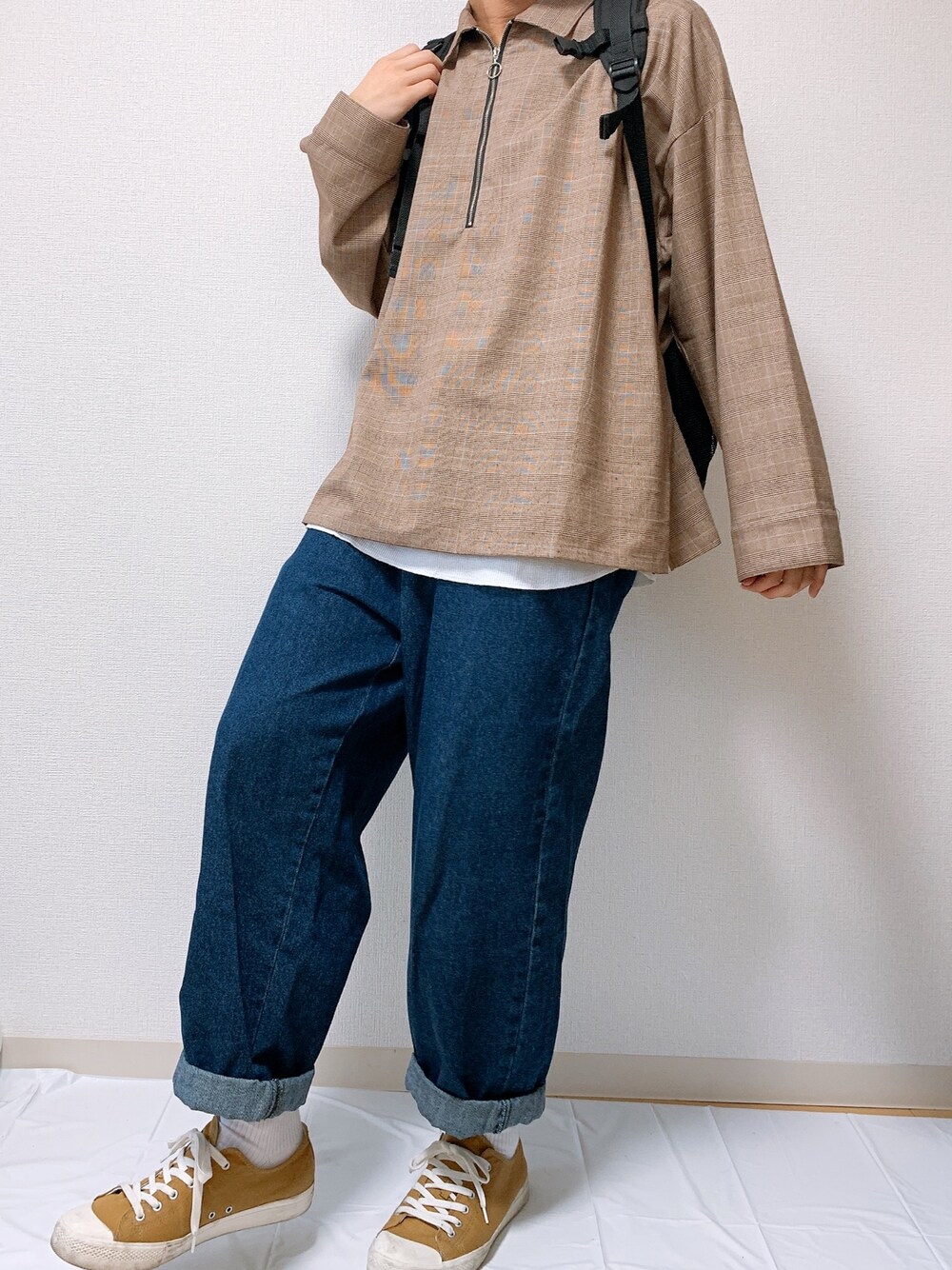 ベージュ系のシャツ/ブラウス、ホワイト系のタンクトップ、ブルー系のデニムパンツを着用したメンズの春コーディネートの1枚目の写真