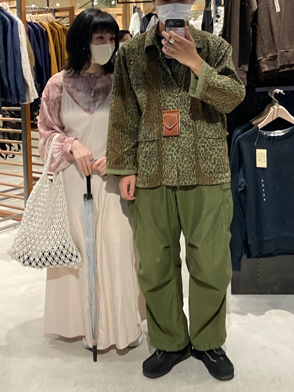 グリーン系のパンツ、グリーン系のシャツ/ブラウス、ブラック系のモカシン/デッキシューズを着用したメンズの秋コーディネートの1枚目の写真