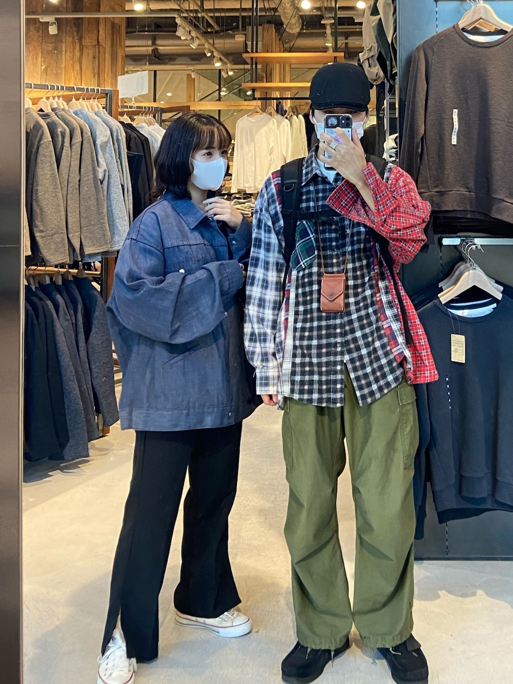 「おしゃれさんと繋がりたい、ビックシルエット、秋服準備はじめました、革靴、カジュアル、clarks、USARMY、converse、shirts」｜「Hender Schemeのhang wallet（財布、ベージュ系）」を使った、ケさん（メンズ・170cm）の秋コーディネートの1枚目の写真