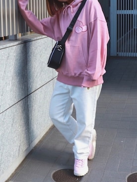 「アイテム（パーカー、ピンク系）」を使った、kirshさん（レディース・162cm）の冬コーディネート