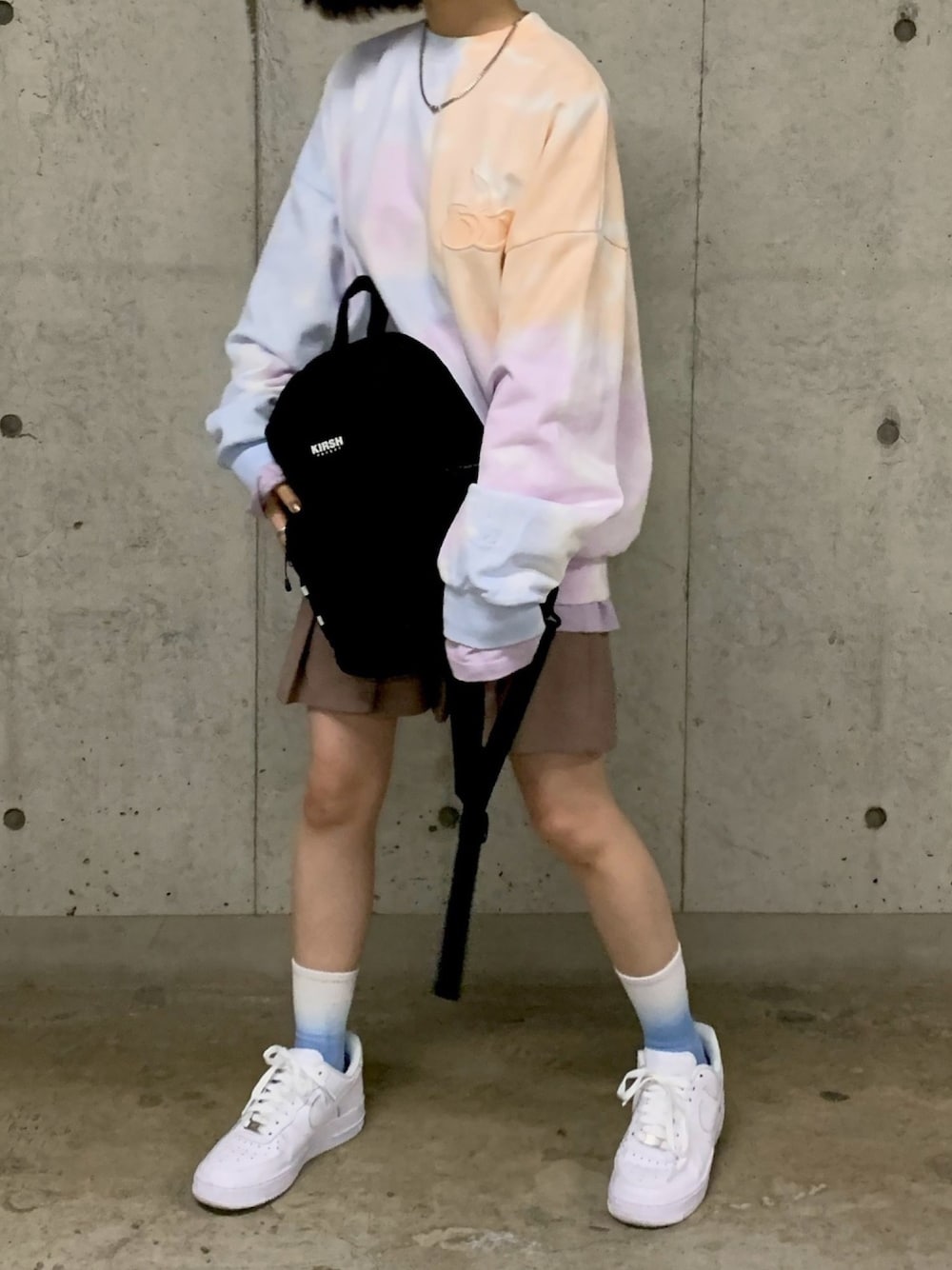 「スニーカー、リュック、ストリート、レイヤードスタイル、スニーカーコーデ、春コーデ、韓国ブランド、韓国ファッション、kirsh、キルシー」｜「KIRSHのMIDDLE CHERRY TIE DYEING SWEATSHIR / ミドルチェリータイダイスウェットOG（スウェット、その他）」を使った、kirshさん（レディース・162cm）の春コーディネートの1枚目の写真