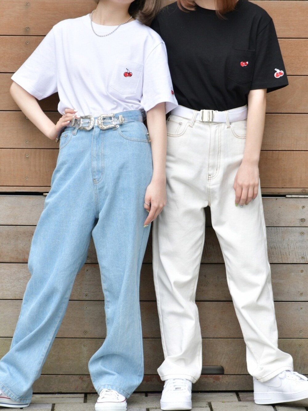 ホワイト系のTシャツ/カットソー、ブラック系のTシャツ/カットソー、ブルー系のデニムパンツを着用したレディースの春コーディネートの1枚目の写真