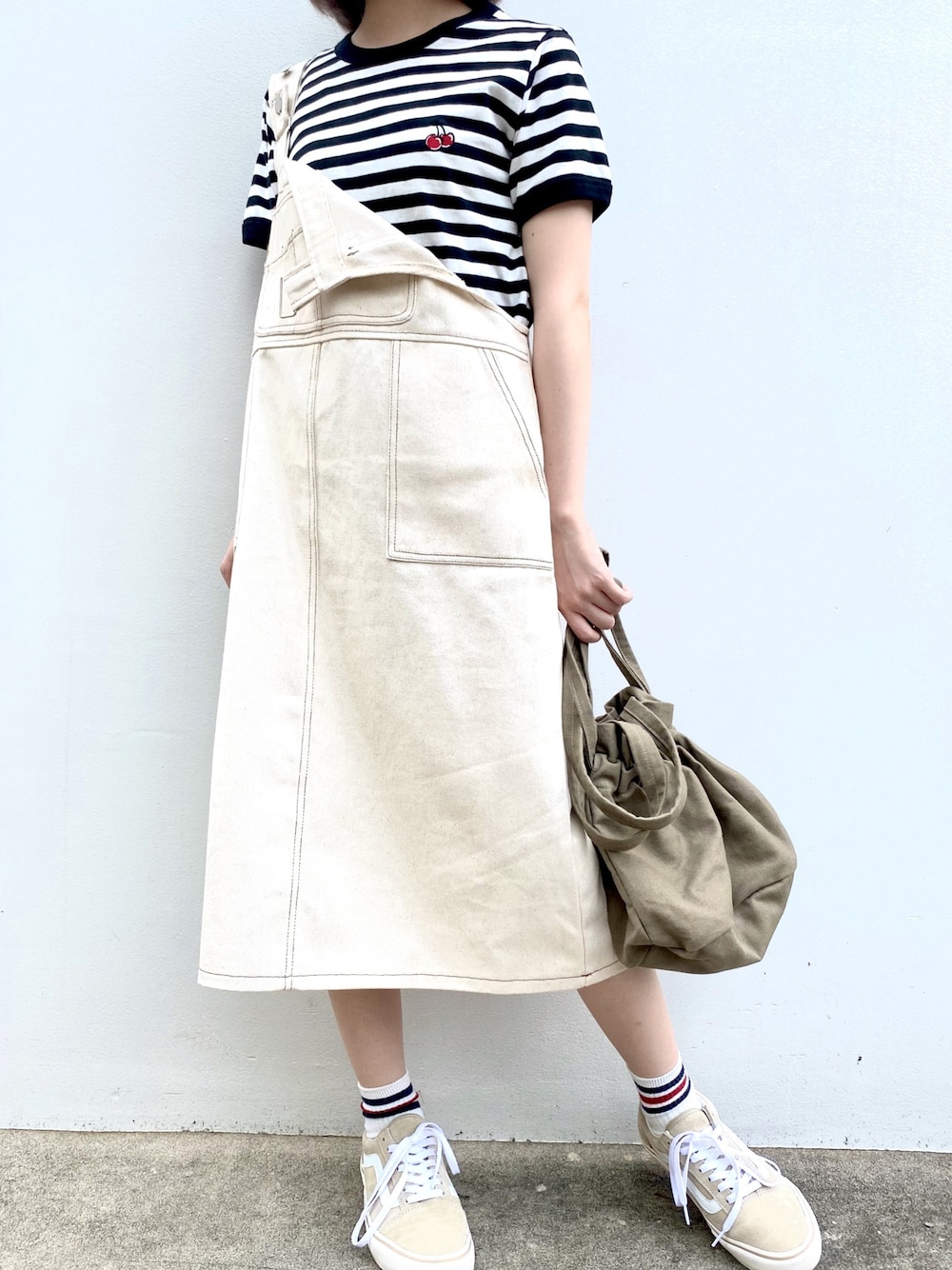 ブラック系のTシャツ/カットソー、ベージュ系のサロペット/オーバーオール、グリーン系のトートバッグを着用したレディースの夏コーディネートの1枚目の写真