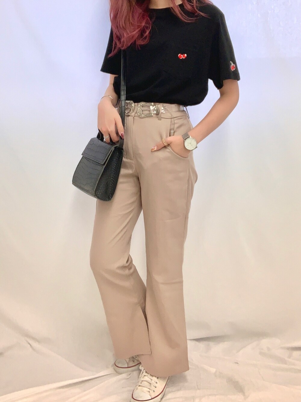 ブラック系のTシャツ/カットソー、ベージュ系のその他パンツ、ブラック系のショルダーバッグを着用したレディースの夏コーディネートの1枚目の写真