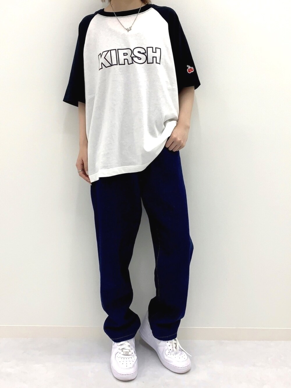 ブラック系のTシャツ/カットソー、ブルー系のデニムパンツを着用したレディースの夏コーディネートの1枚目の写真