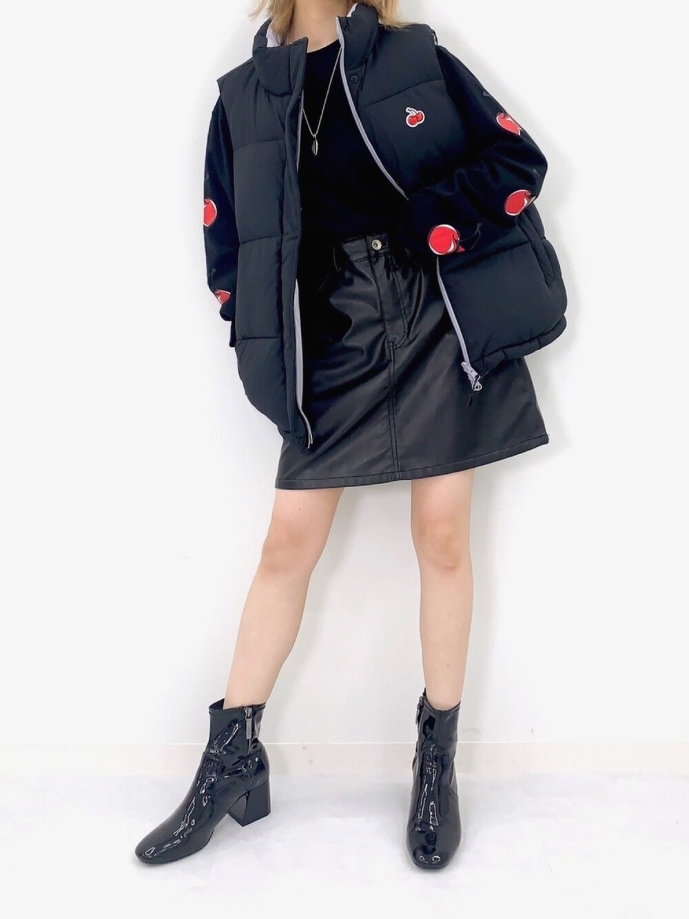 「kirsh、キルシー、韓国ファッション、韓国ブランド、秋のコーデ、大人カジュアル、ビッグシルエット、オトナ女子、ブラック、黒」｜「KIRSHのSMALL CHERRY REVERSIBLE PADDING VEST/スモールチェリーリバーシブルベスト（ダウンベスト、ブラック系）」を使った、kirshさん（レディース・162cm）の夏コーディネートの1枚目の写真