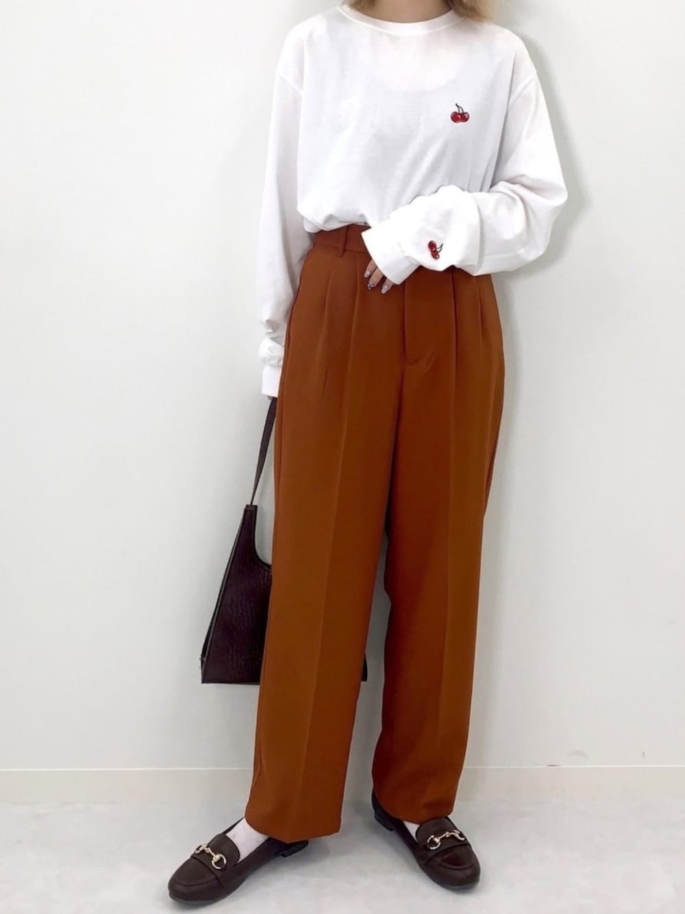 ホワイト系のTシャツ/カットソーを着用したレディースの秋コーディネートの1枚目の写真