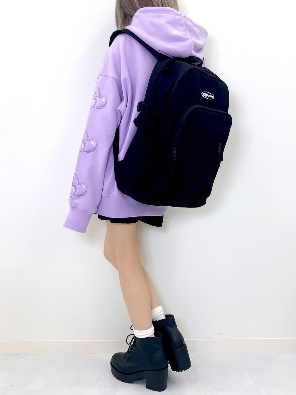 「バックパック、休日スタイル、ootd、カジュアルコーデ、韓国ブランド、韓国ファッション、秋コーデ、おしゃれさんと繋がりたい、kirsh、キルシー」｜「KIRSHのTONE ON TONE CHERRY HOODIE/トーンオントーンチェリースリーブパーカー（パーカー、パープル系）」を使った、kirshさん（レディース・162cm）の秋コーディネートの1枚目の写真