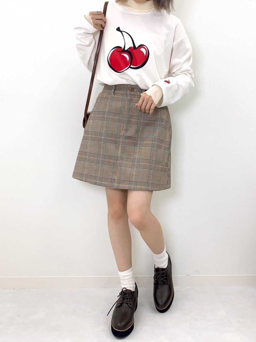 「カジュアル、秋のコーデ、ガーリー、低身長、カジュアルコーデ、韓国ブランド、韓国ファッション、秋コーデ、kirsh、キルシー」｜「KIRSHの【ZOZO限定】BIG CHERRY L/S TEE/ビッグチェリープリントロンT LS（Tシャツ/カットソー、ホワイト系）」を使った、kirshさん（レディース・162cm）の秋コーディネートの1枚目の写真