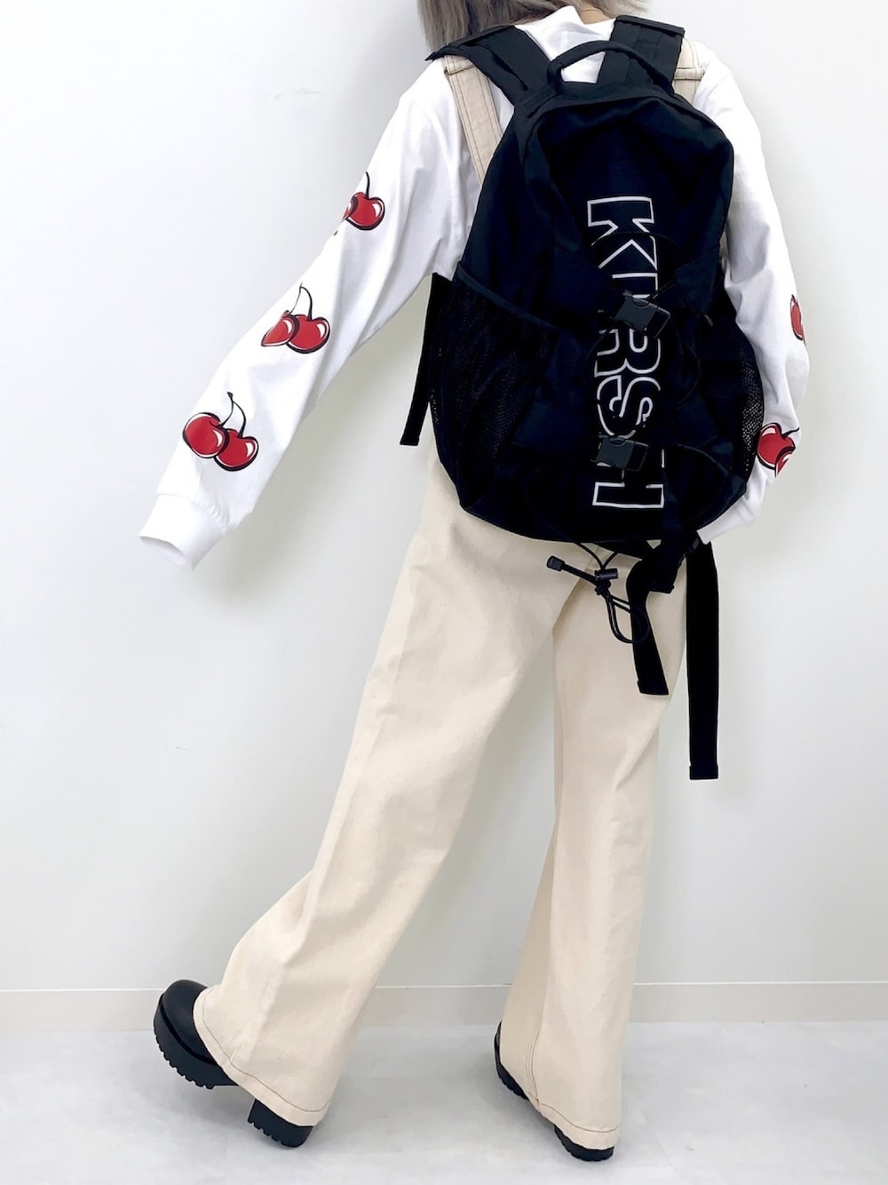 「バックパック、オーバーオール、ロンT、ootd、低身長、韓国ブランド、韓国ファッション、おしゃれさんと繋がりたい、kirsh、キルシー」｜「KIRSHのMIDDLE CHERRY LONG SLEEVE T-SHIRTS/ミドルチェリースリーブロンT（Tシャツ/カットソー、ホワイト系）」を使った、kirshさん（レディース・162cm）の秋コーディネートの1枚目の写真