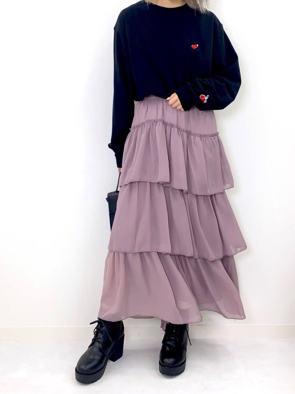 「カジュアル、黒、ガーリー、ootd、低身長、韓国ブランド、韓国ファッション、おしゃれさんと繋がりたい、kirsh、キルシー」｜「KIRSHのCHERRY STANDARD LONG SLEEVE T-SHIRTS/スモールチェリーロンT（Tシャツ/カットソー、ブラック系）」を使った、kirshさん（レディース・162cm）の秋コーディネートの1枚目の写真