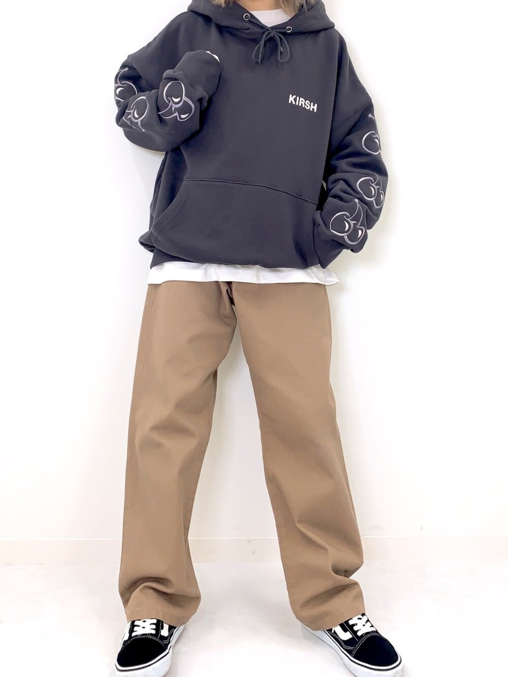 「kirsh、キルシー、韓国ファッション、韓国ブランド、ストリート、ストリートMIX、スニーカー、カジュアル、秋コーデ、ootd」｜「KIRSHのTONE ON TONE CHERRY HOODIE/トーンオントーンチェリースリーブパーカー（パーカー、グレー系）」を使った、kirshさん（レディース・162cm）の秋コーディネートの1枚目の写真