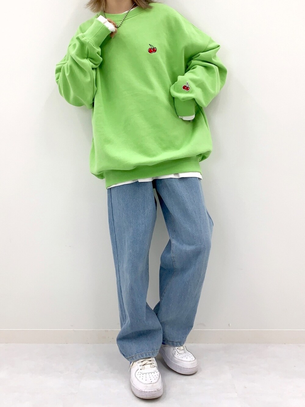 「スウェット、スニーカー、デニム、ストリート、レイヤードスタイル、ootd、韓国ブランド、韓国ファッション、kirsh、キルシー」｜「KIRSHのSMALL CHERRY SWEATSHIRT/スモールチェリースウェット（スウェット、グリーン系）」を使った、kirshさん（レディース・162cm）の秋コーディネートの1枚目の写真