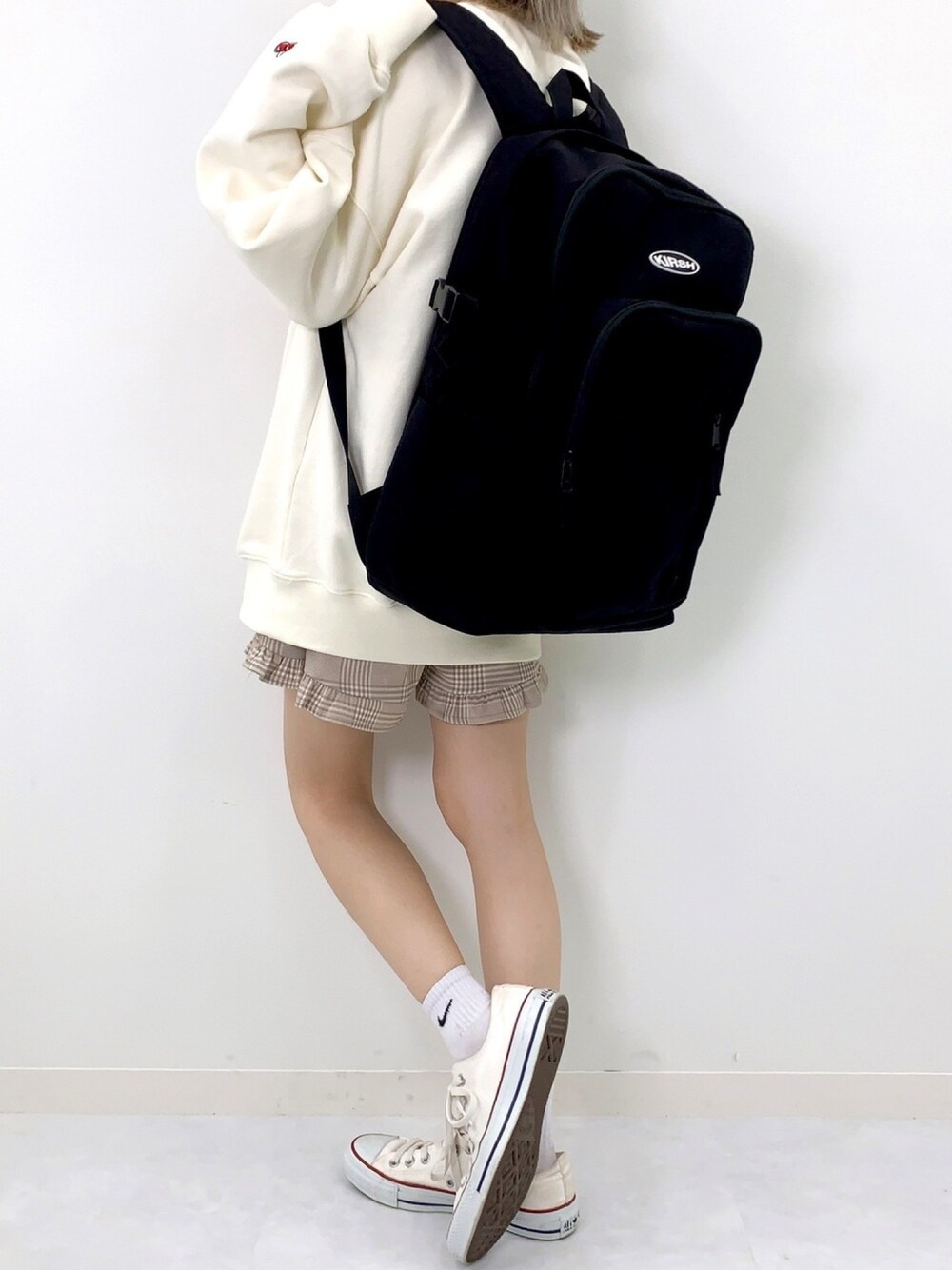 「チェック、スウェット、スニーカー、バックパック、ootd、ゆるコーデ、韓国ブランド、韓国ファッション、kirsh、キルシー」｜「KIRSHの【ZOZOTOWN限定】KIRSH POCKET ABSOLUTE BACKPACK/アブソリュートリュック（バックパック/リュック、ブラック系）」を使った、kirshさん（レディース・162cm）の秋コーディネートの1枚目の写真