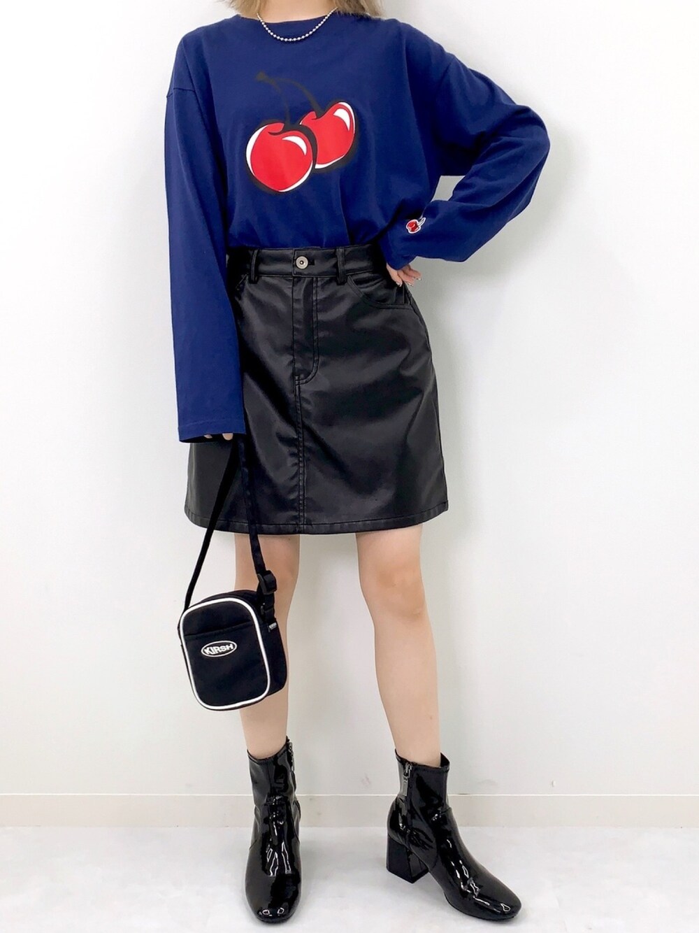 「レザー、秋のコーデ、モノトーン、ロンT、ootd、韓国ブランド、韓国ファッション、お洒落さんとつながりたい、kirsh、キルシー」｜「KIRSHの【ZOZO限定】BIG CHERRY L/S TEE/ビッグチェリープリントロンT LS（Tシャツ/カットソー、ブルー系）」を使った、kirshさん（レディース・162cm）の秋コーディネートの1枚目の写真