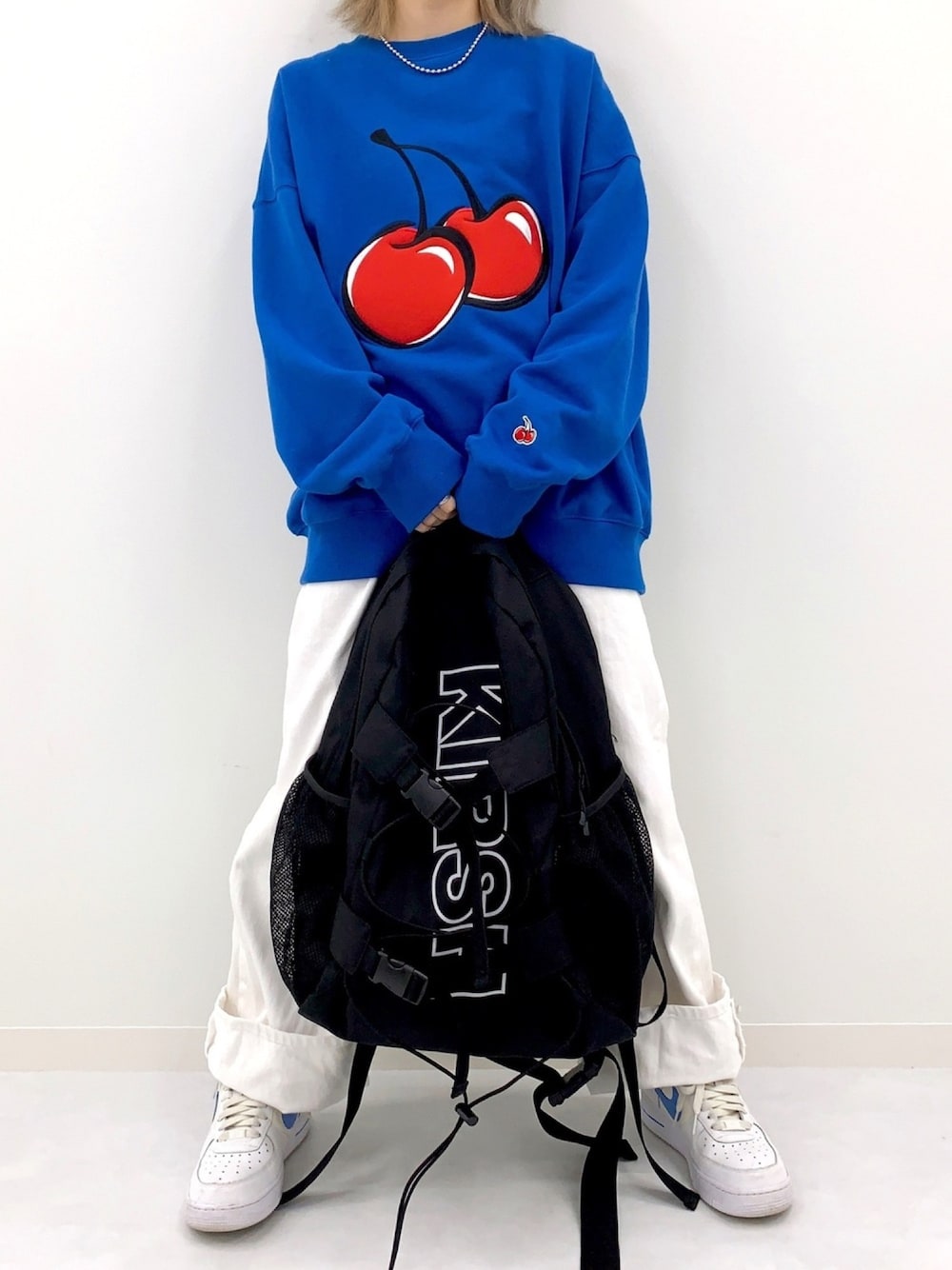 「スウェット、スニーカー、デニム、バックパック、ootd、ゆるコーデ、韓国ブランド、韓国ファッション、kirsh、キルシー」｜「KIRSHのBIG CHERRY SWEATSHIRT/ビックチェリースウェット（スウェット、ブルー系）」を使った、kirshさん（レディース・162cm）の秋コーディネートの1枚目の写真