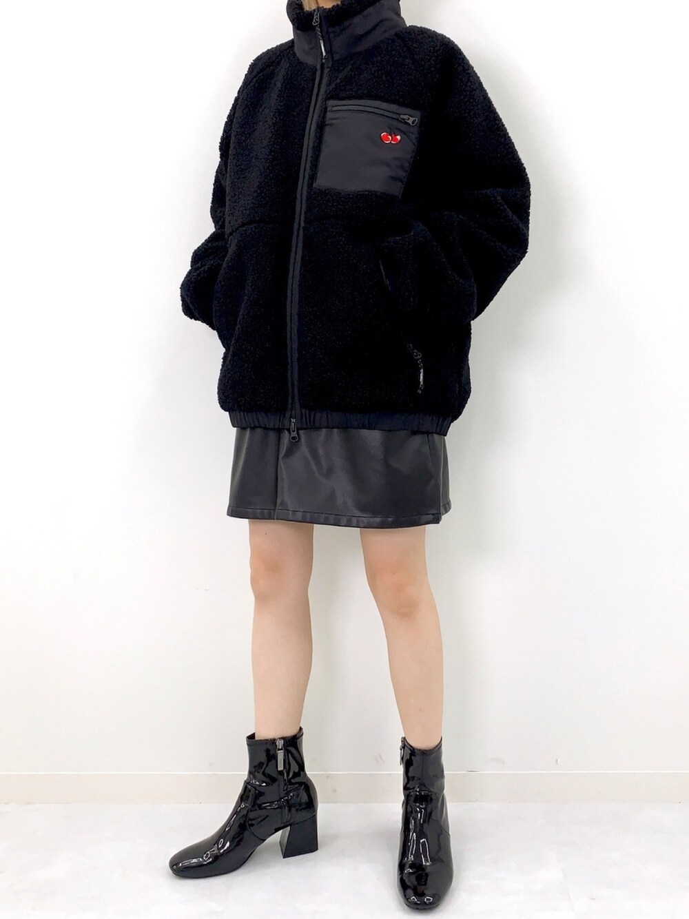 「ジャケット、レザー、ボア、モノトーン、ootd、韓国ブランド、韓国ファッション、お洒落さんとつながりたい、kirsh、キルシー」｜「KIRSHのCHERRY POCKET FLEECE JUMPER/チェリーフリースボアジャケット（ブルゾン、ブラック系）」を使った、kirshさん（レディース・162cm）の秋コーディネートの1枚目の写真
