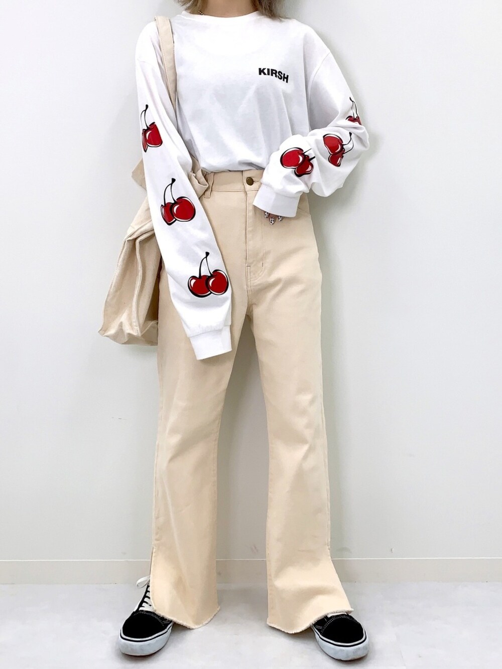 「カジュアル、シンプル、ベージュ、ストリート、ロンT、ootd、韓国ブランド、韓国ファッション、kirsh、キルシー」｜「KIRSHのMIDDLE CHERRY LONG SLEEVE T-SHIRTS/ミドルチェリースリーブロンT（Tシャツ/カットソー、ホワイト系）」を使った、kirshさん（レディース・162cm）の秋コーディネートの1枚目の写真