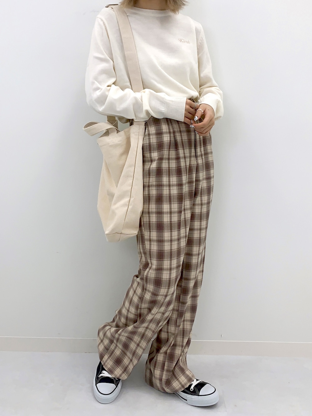 「カジュアル、シンプル、パンツスタイル、ootd、秋服、オトナカジュアル、韓国ブランド、韓国ファッション、kirsh、キルシー」｜「KIRSHのROUNDNECK KNIT/ラウンドネックプルオーバーニットOG（ニット/セーター、ホワイト系）」を使った、kirshさん（レディース・162cm）の秋コーディネートの1枚目の写真