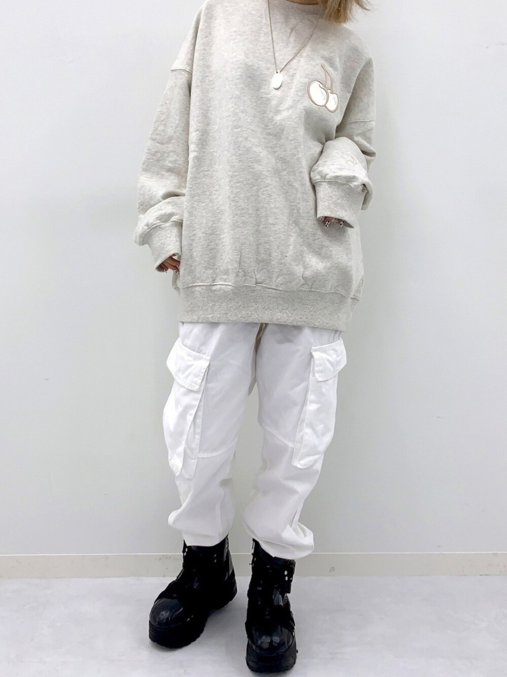 「kirsh、キルシー、韓国ファッション、韓国ブランド、秋のコーデ、ワントーンコーデ、秋服、スウェット、ストリート、メンズライク」｜「KIRSHのTONE ON TONE MELANGE CHERRY SWEATSHIRT/トーンオントーンミドルチェリースウェット（スウェット、ホワイト系）」を使った、kirshさん（レディース・162cm）の秋コーディネートの1枚目の写真