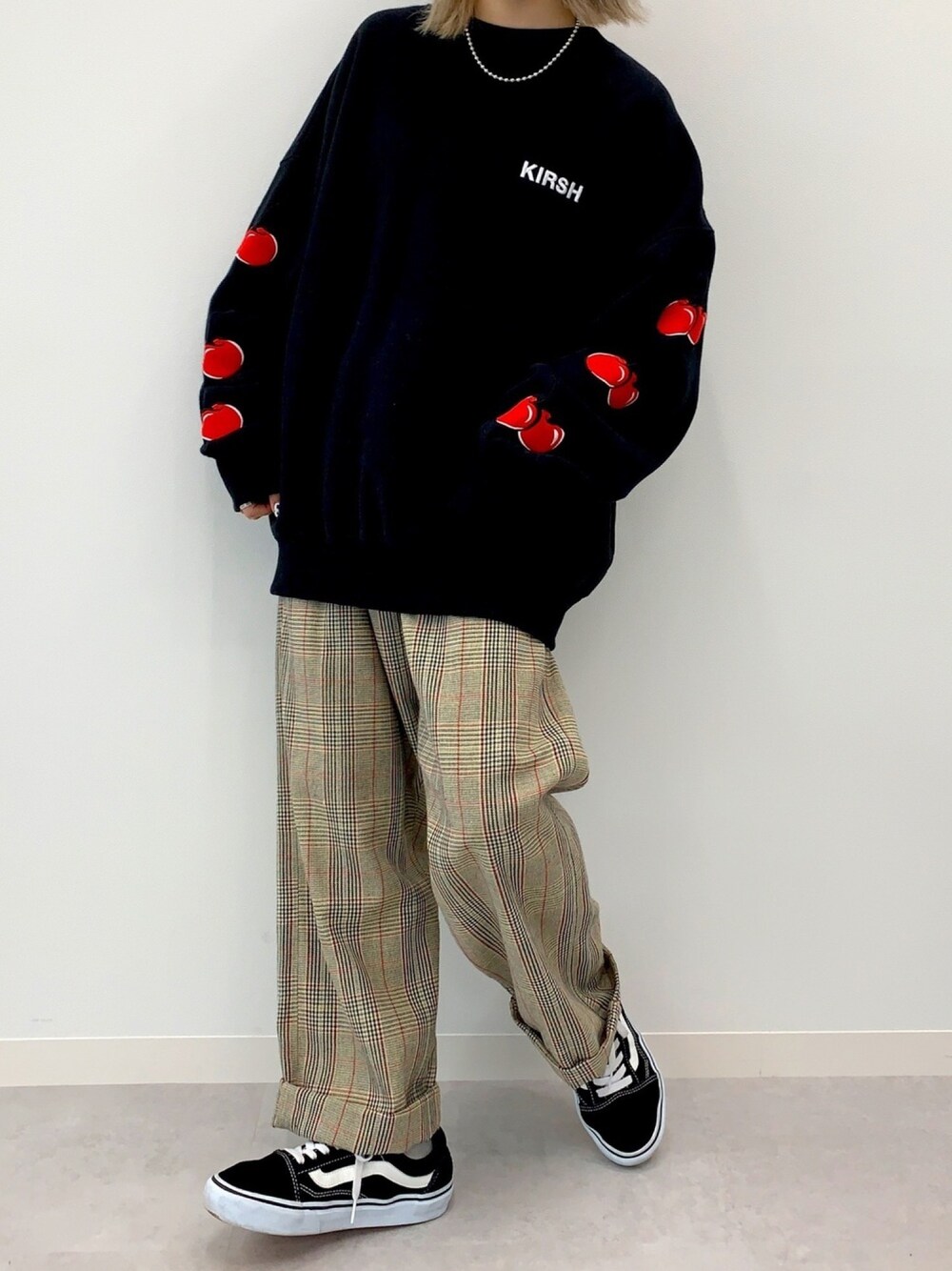 「kirsh、キルシー、韓国ファッション、韓国ブランド、ゆるコーデ、スウェット、メンズライク、カジュアル、秋のコーデ、スニーカー」｜「KIRSHの【ZOZO限定】CHERRY SLEEVE SWEATSHIRT/チェリースリーブスウェット（スウェット、ブラック系）」を使った、kirshさん（レディース・162cm）の秋コーディネートの1枚目の写真
