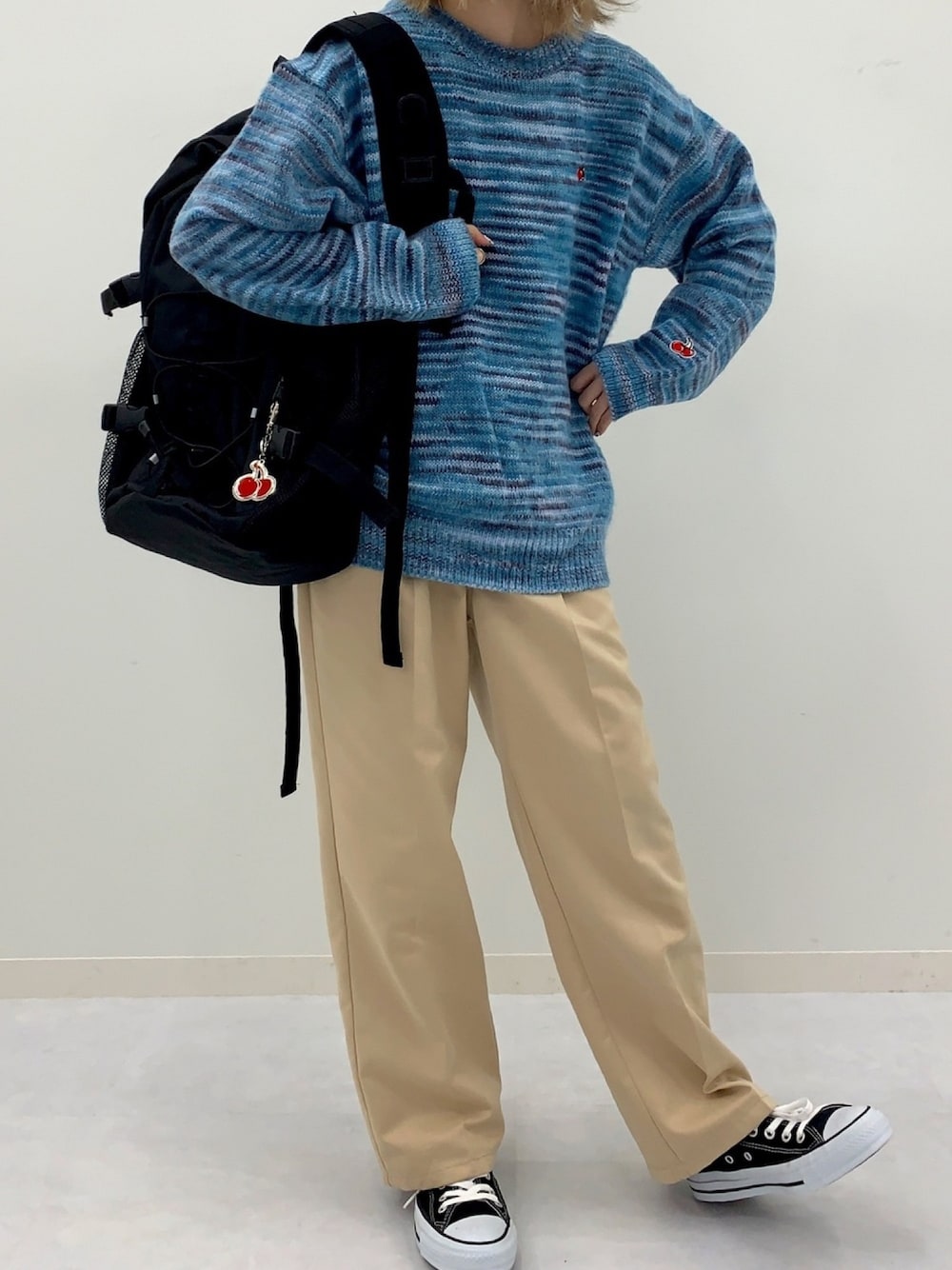 「カジュアル、セーター、スニーカーコーデ、ootd、ゆるコーデ、韓国ブランド、韓国ファッション、秋コーデ、kirsh、キルシー」｜「KIRSHのSMALL CHERRY DYEING KNIT/スモールチェリーダイイングニット（ニット/セーター、ブルー系）」を使った、kirshさん（レディース・162cm）の秋コーディネートの1枚目の写真