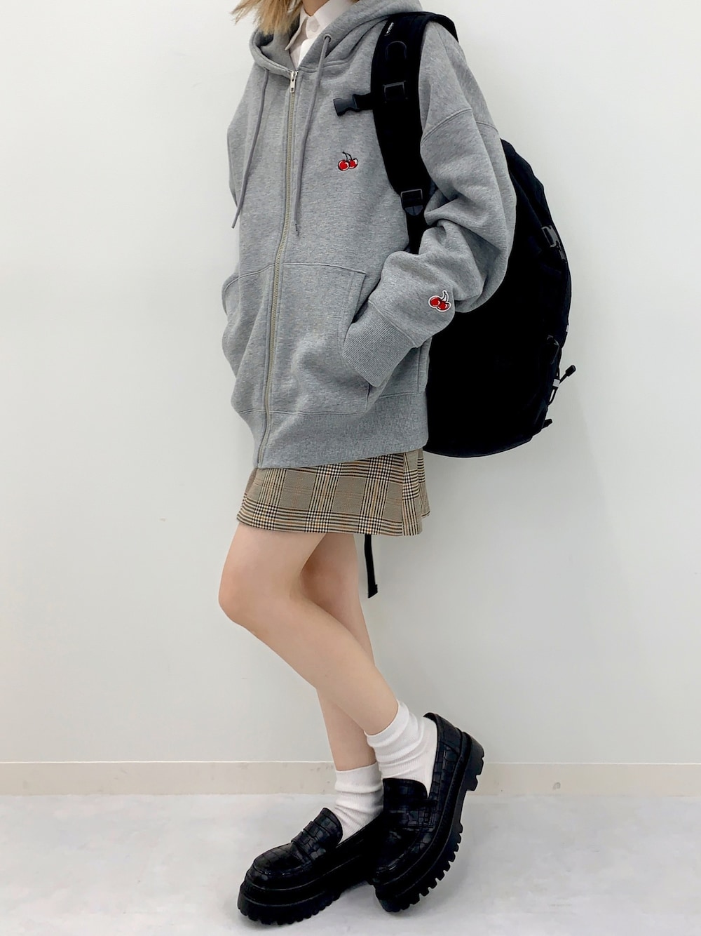 「kirsh、キルシー、韓国ファッション、韓国ブランド、秋のコーデ、シンプルコーデ、ローファー、ootd、バックパック、パーカー」｜「KIRSHの【ZOZO限定】SMALL CHERRY ZIP HOODIE/スモールチェリージップパーカー（パーカー、グレー系）」を使った、kirshさん（レディース・162cm）の秋コーディネートの1枚目の写真