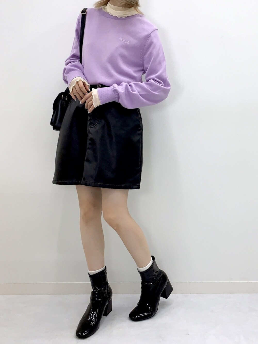 「レザー、セーター、秋のコーデ、レイヤードスタイル、ootd、着回しコーデ、韓国ブランド、韓国ファッション、kirsh、キルシー」｜「KIRSHのROUNDNECK KNIT/ラウンドネックプルオーバーニットOG（ニット/セーター、パープル系）」を使った、kirshさん（レディース・162cm）の秋コーディネートの1枚目の写真