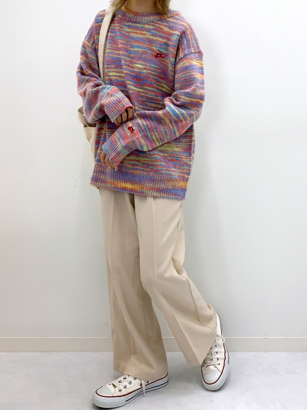 「ニット、カジュアル、セーター、秋のコーデ、ootd、着回しコーデ、韓国ブランド、韓国ファッション、kirsh、キルシー」｜「KIRSHのSMALL CHERRY DYEING KNIT/スモールチェリーダイイングニット（ニット/セーター、ピンク系）」を使った、kirshさん（レディース・162cm）の秋コーディネートの1枚目の写真