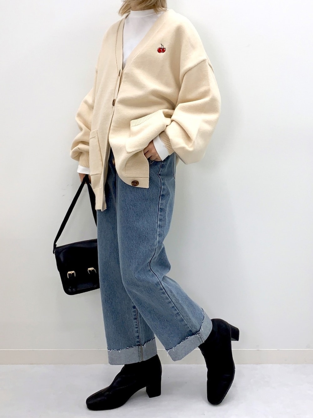 「カジュアル、秋のコーデ、オーバーサイズ、休日スタイル、ootd、オトナカジュアル、韓国ブランド、韓国ファッション、kirsh、キルシー」｜「KIRSHの【ZOZO限定】OVERSIZED CARDIGAN/オーバーサイズカーディガン（カーディガン/ボレロ、ホワイト系）」を使った、kirshさん（レディース・162cm）の秋コーディネートの1枚目の写真