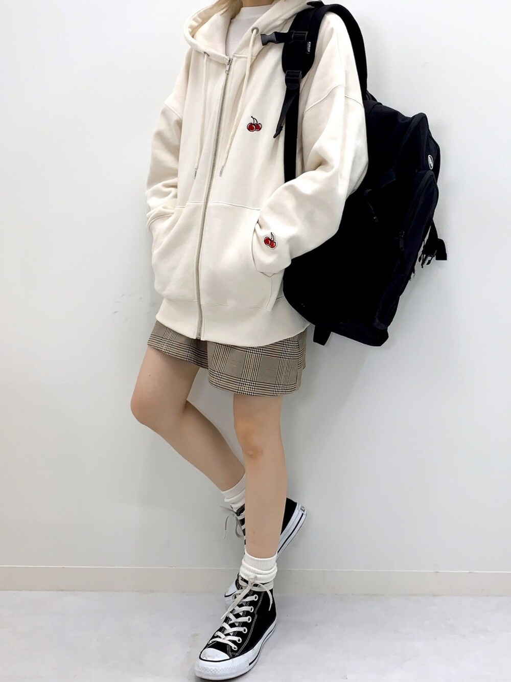 「チェック、バックパック、パーカー、秋のコーデ、オーバーサイズ、ootd、韓国ブランド、韓国ファッション、kirsh、キルシー」｜「KIRSHの【ZOZO限定】SMALL CHERRY ZIP HOODIE/スモールチェリージップパーカー（パーカー、ホワイト系）」を使った、kirshさん（レディース・162cm）の秋コーディネートの1枚目の写真