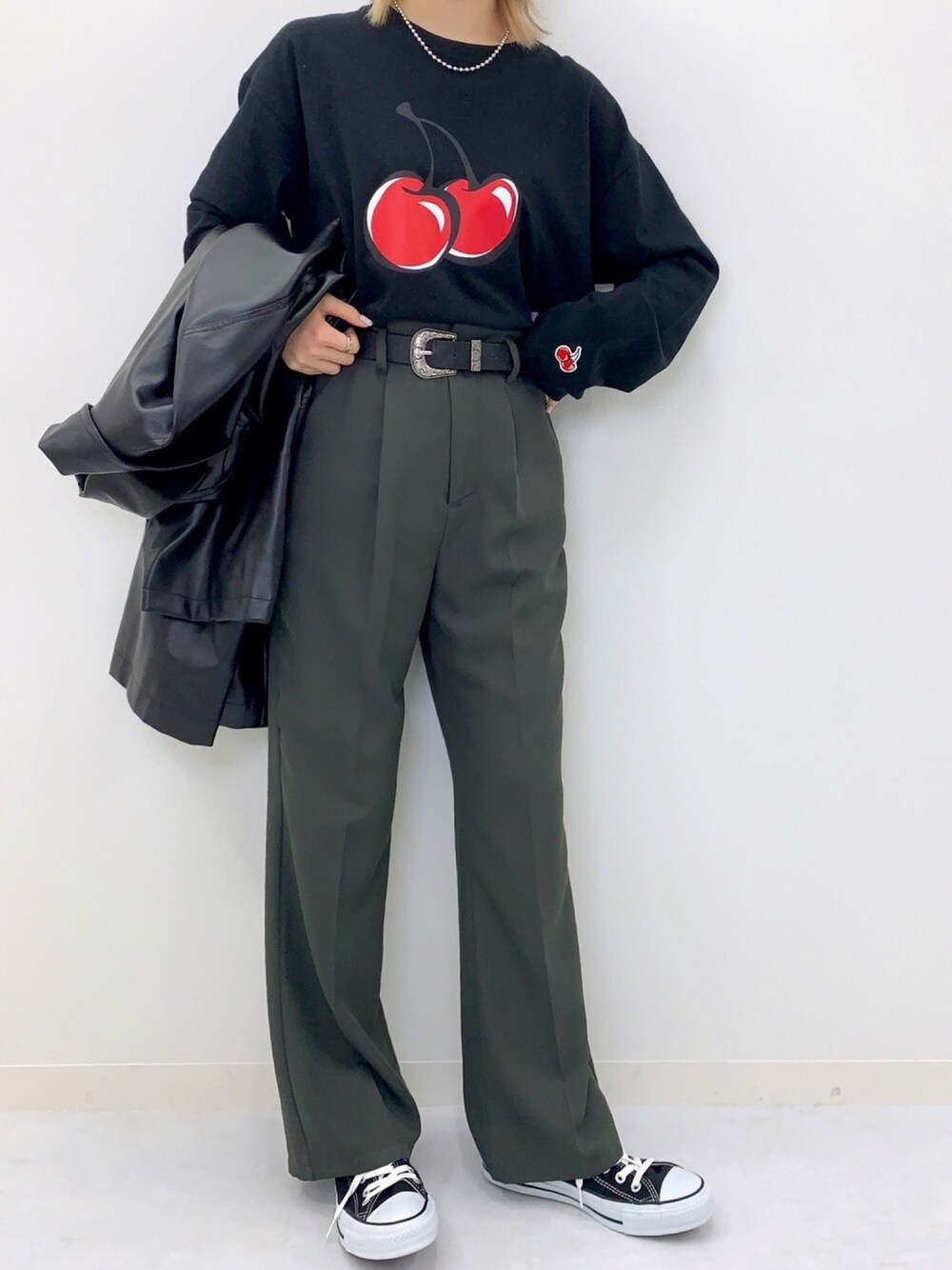 「ワントーンコーデ、秋のコーデ、ロンT、休日スタイル、ootd、オトナカジュアル、韓国ブランド、韓国ファッション、kirsh、キルシー」｜「KIRSHの【ZOZO限定】BIG CHERRY L/S TEE/ビッグチェリープリントロンT LS（Tシャツ/カットソー、ブラック系）」を使った、kirshさん（レディース・162cm）の秋コーディネートの1枚目の写真