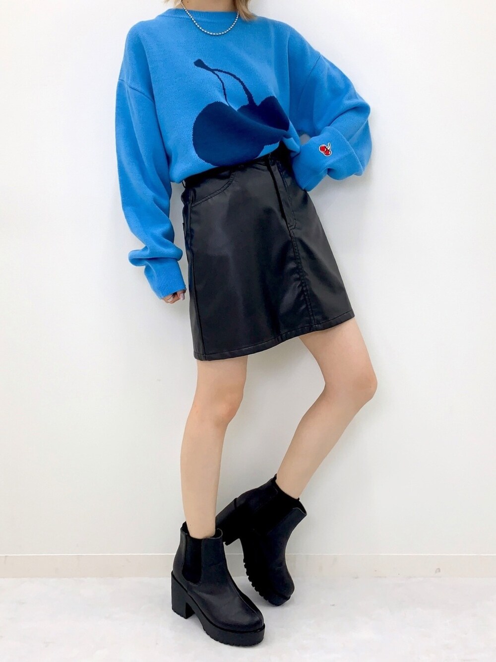 「レザースカート、休日スタイル、モード、ootd、オトナカジュアル、韓国ブランド、韓国ファッション、オトナ女子、kirsh、キルシー」｜「KIRSHのONE TONE CHERRY KNIT/ワントーンチェリーニット（ニット/セーター、ブルー系）」を使った、kirshさん（レディース・162cm）の秋コーディネートの1枚目の写真