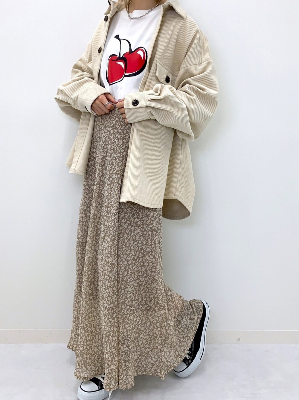 「カジュアル、秋のコーデ、休日スタイル、ootd、淡色コーデ、韓国ブランド、韓国ファッション、kirsh、キルシー、秋のカフェオレコーデ」｜「KIRSHの【ZOZO限定】BIG CHERRY L/S TEE/ビッグチェリープリントロンT LS（Tシャツ/カットソー、ホワイト系）」を使った、kirshさん（レディース・162cm）の秋コーディネートの1枚目の写真