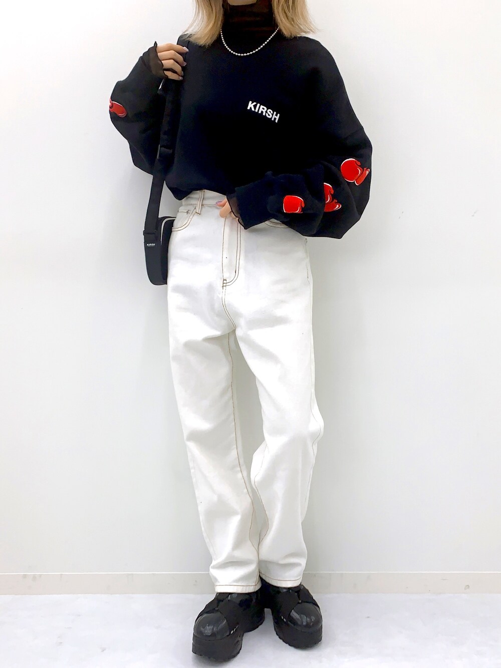 「スウェット、デニム、ストリート、モノトーン、レイヤードスタイル、ootd、韓国ブランド、韓国ファッション、kirsh、キルシー」｜「KIRSHの【ZOZO限定】CHERRY SLEEVE SWEATSHIRT/チェリースリーブスウェット（スウェット、ブラック系）」を使った、kirshさん（レディース・162cm）の秋コーディネートの1枚目の写真