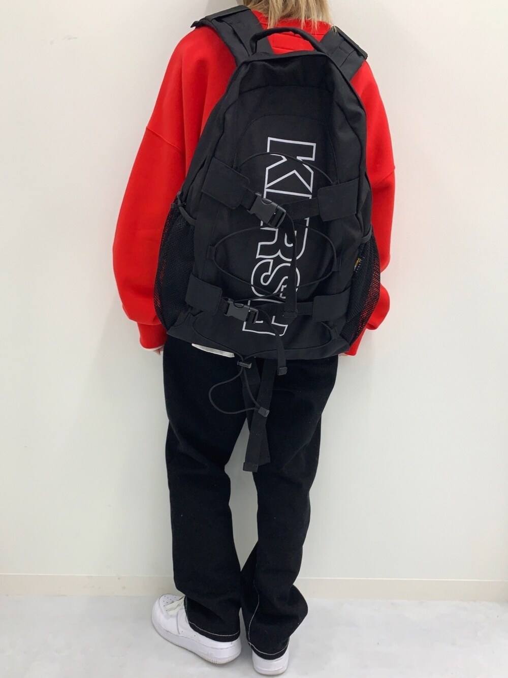 「スウェット、スニーカー、カジュアル、バックパック、ootd、韓国ブランド、韓国ファッション、おしゃれさんと繋がりたい、kirsh、キルシー」｜「KIRSHのKIRSH POCKET LOGO SPORTS BACKPACK/キルシーポケットロゴスポーツリュック（バックパック/リュック、ブラック系）」を使った、kirshさん（レディース・162cm）の秋コーディネートの1枚目の写真
